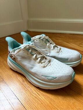 HOKA ONE ONE Clifton 9 Frost Rose Gold
Sneakers Women’s Size 9B